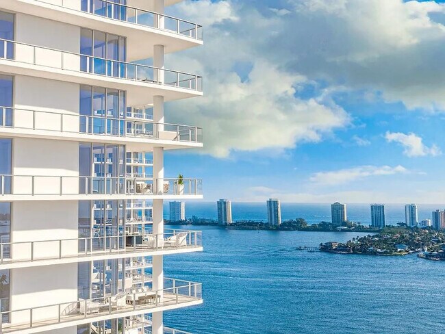 Building Photo - 220 Lake Shore Dr