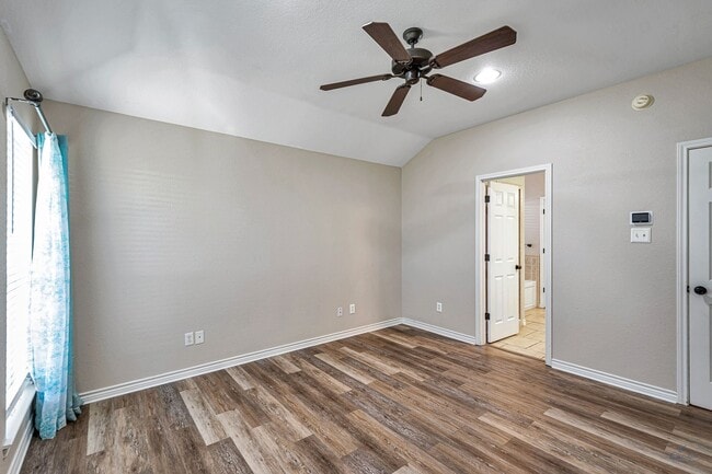 Building Photo - 3 Bed 2 Bath Home Ready To Rent ASAP!