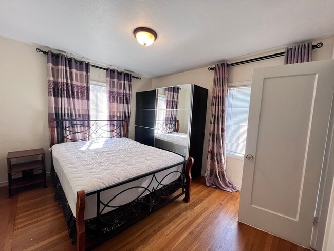 Building Photo - $1,000 OFF FIRST MONTH'S RENT!!!! Cozy 3 BD/2 BATH Single Family Home With 2 Floors Located in Al...