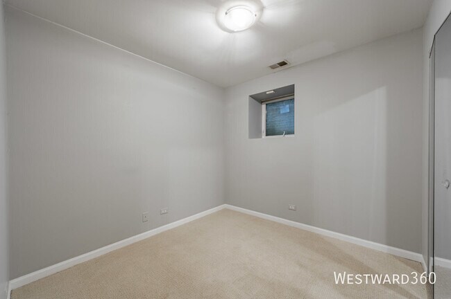 Building Photo - 1017 W Dakin St
