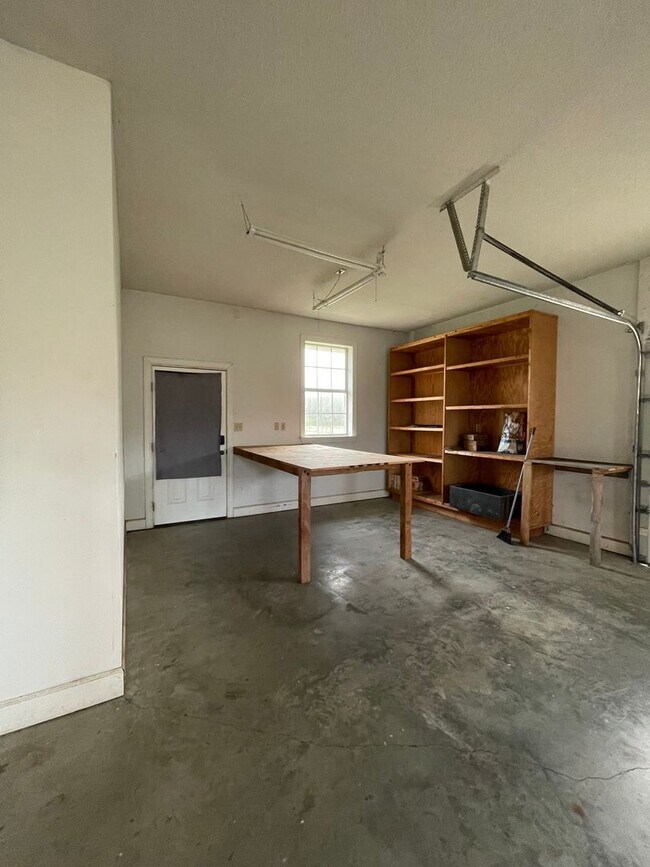 Building Photo - Spacious country home for lease