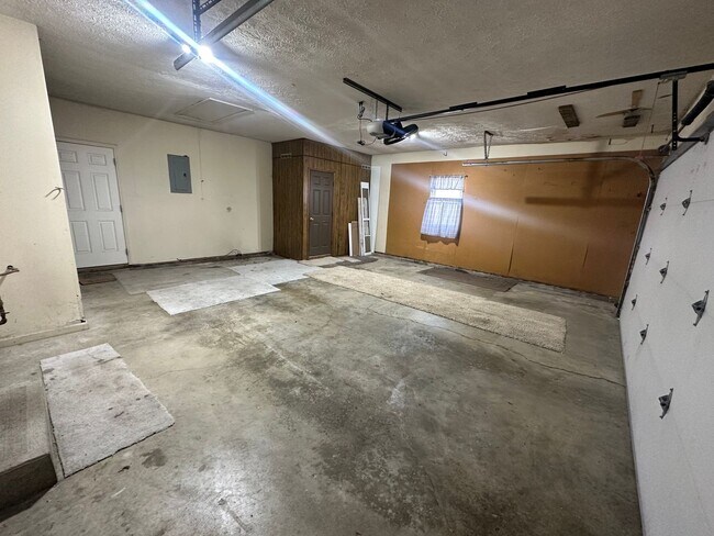 Building Photo - Welcome to this charming 3 bedroom, 2 bathroom home located in West Lafayette, IN.