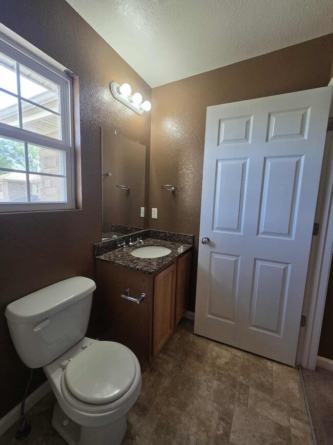 Building Photo - Beautiful Town House