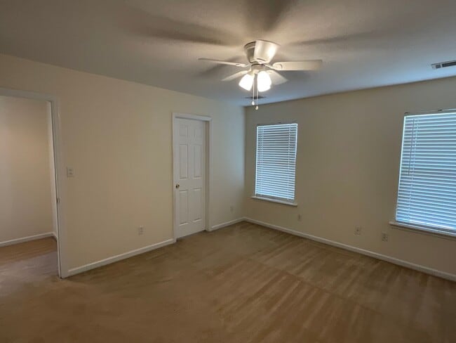 Building Photo - ****Rent Special***** 50% off the first rent charge payment. Ask for details!