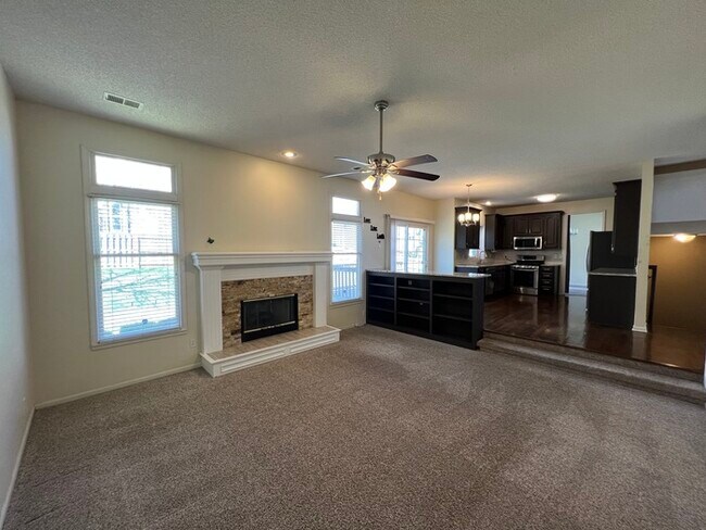 Building Photo - !! MOVE IN SPECIAL: $500 OFF on 1st Month'...