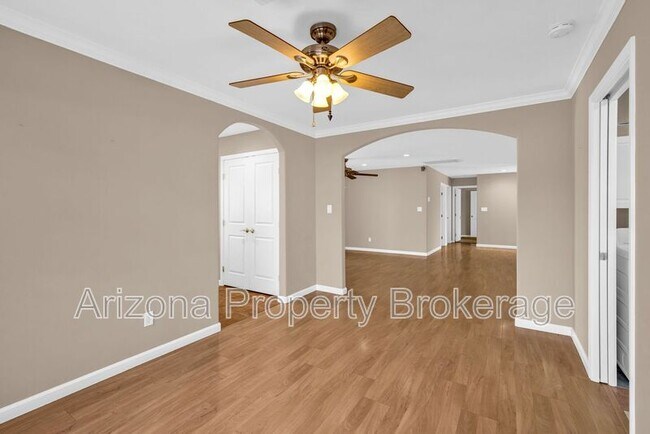 Building Photo - 5610 W Grovers Ave