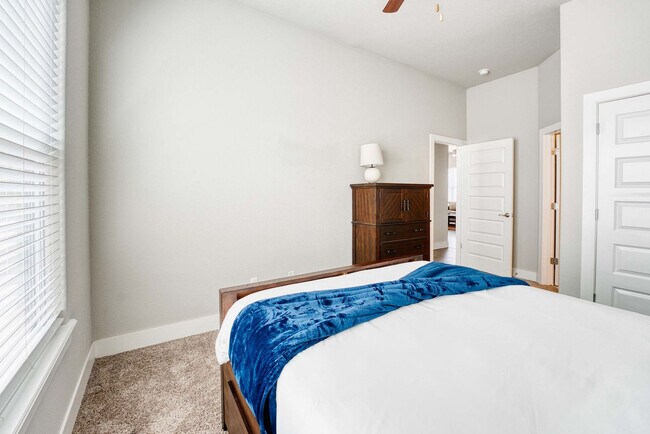 Building Photo - 909 W Eagle St