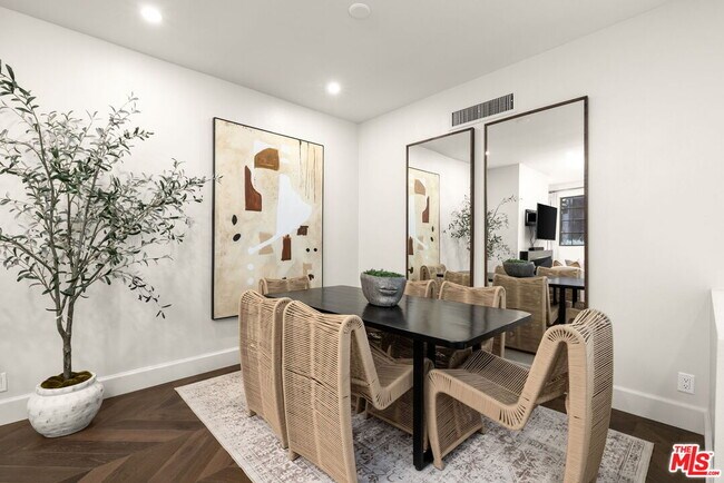 Building Photo - 202 San Vicente Blvd