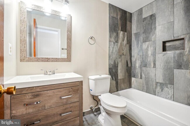 Building Photo - 817 Falcon Dr