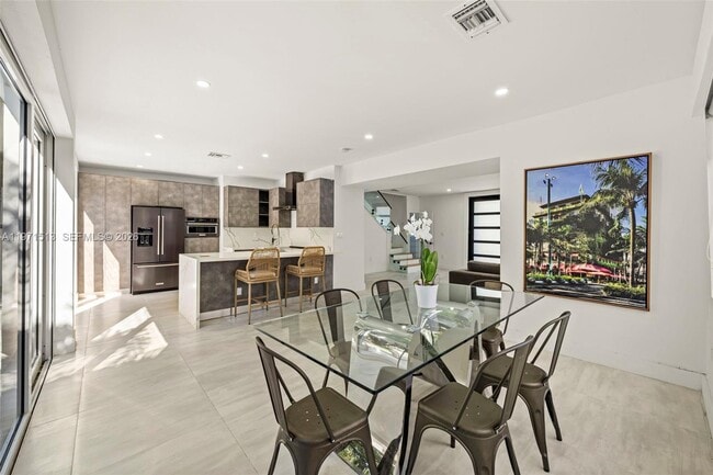 Building Photo - 3166 Royal Palm Ave