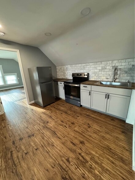 Building Photo - 2600 Melrose Ave