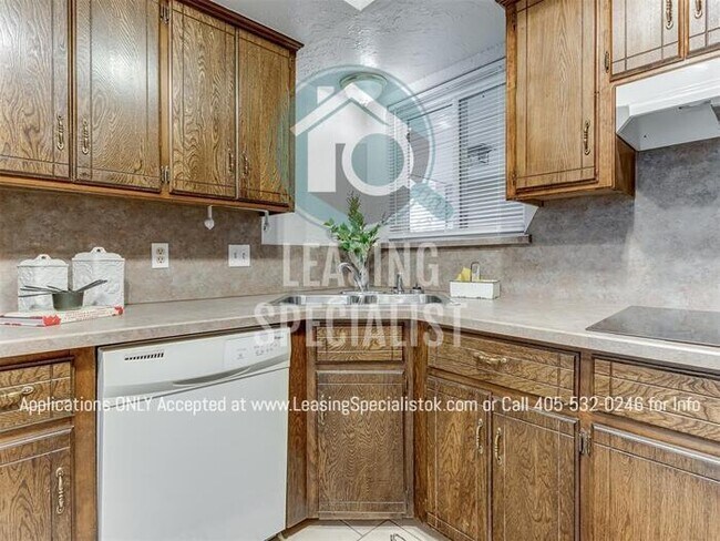 Building Photo - Stunning Yukon 3 Bed 2 Bath Home Available...