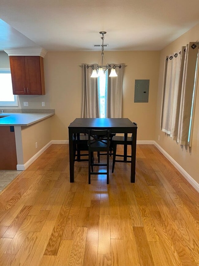Building Photo - Beautiful 4bd/2ba in desireable neighborho...