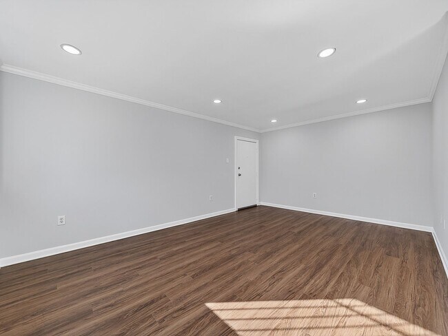 Building Photo - FOR RENT 3111 NYLOR RD SE APT 104