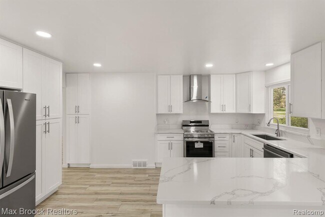 Building Photo - 6207 Nicholas Dr