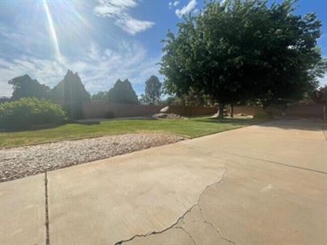 Building Photo - Bloomington Beauty!  6 month lease
