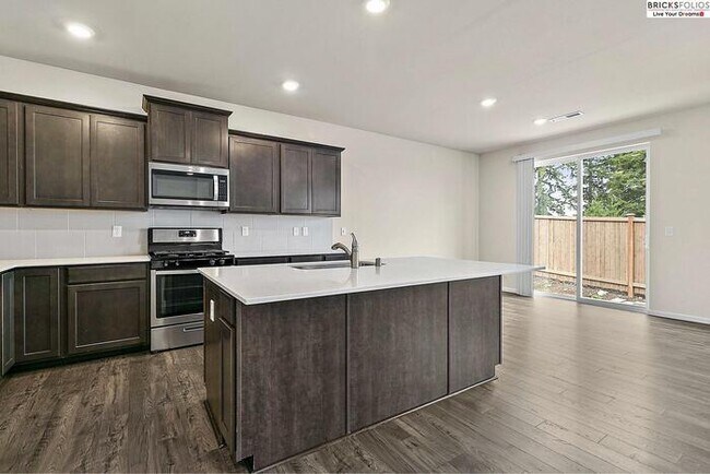 Building Photo - Puyallup Gem: Comfort and Style Combined!