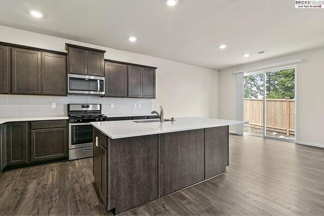 Building Photo - Your Ideal Home in Puyallup Awaits – Peace...