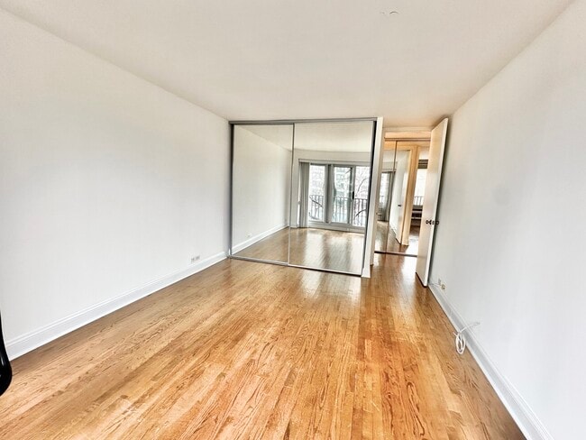 Building Photo - 1960 N Lincoln Park W