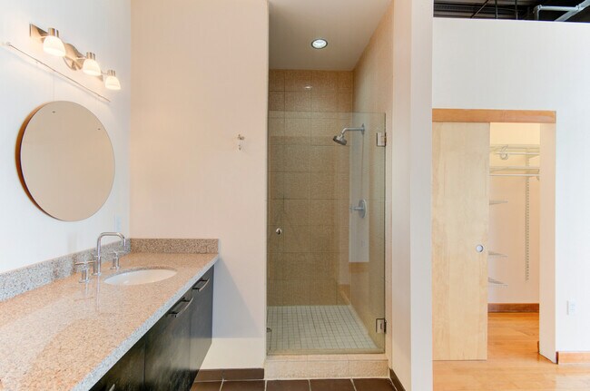 Building Photo - Luxury Gold Lofts! Bright Open Floor Plan with City Views-Secure Parking