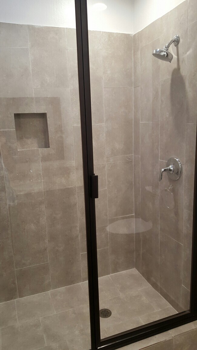 Building Photo - 1830 Kelton Ave