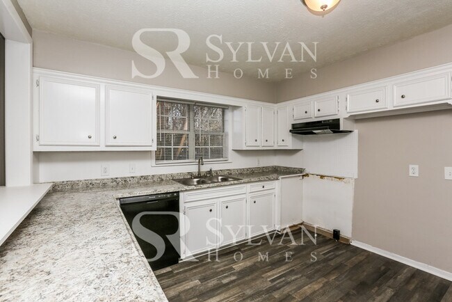 Building Photo - This 3 bedroom, 2 bathroom home on approxi...