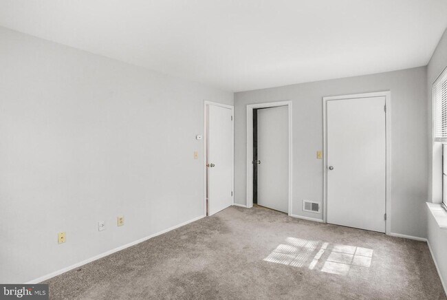 Building Photo - 99 Sussex Pl