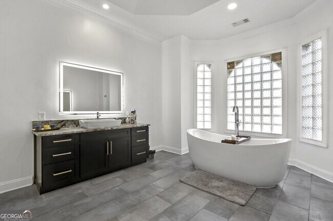 Building Photo - 300 Island Cove Dr