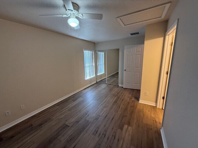 Building Photo - 2 Bedroom/2 1/2 Bathroom End Unit Apartment