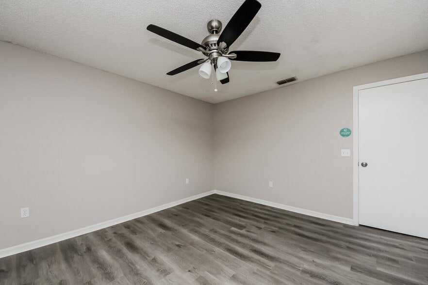 Building Photo - 242 Cheshire Ct