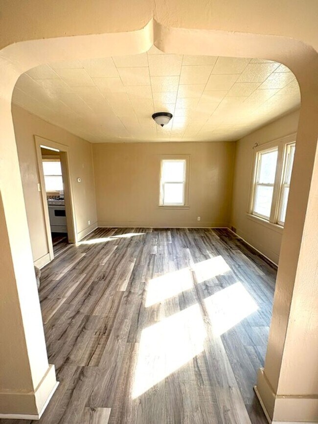 Building Photo - AVAILABLE NOW!