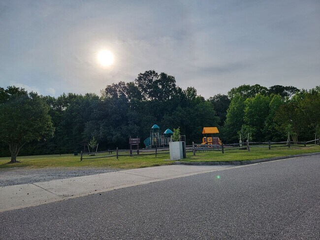 Building Photo - 1110 Carriage Ct