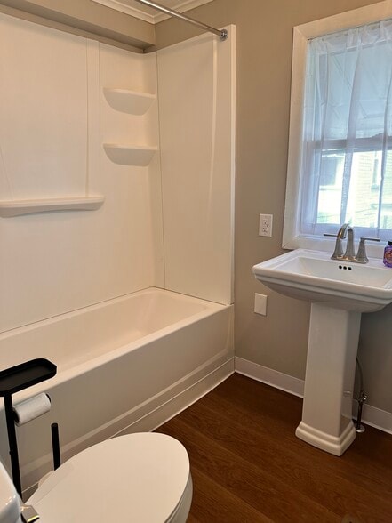 Full Bathroom - 1111 Garfield St