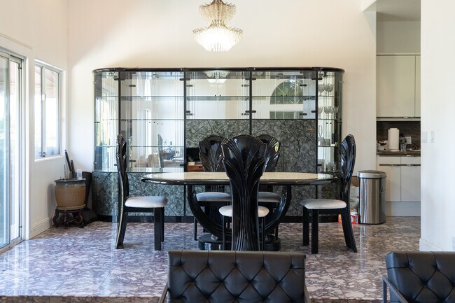 dining room - 840 N Croft Ave