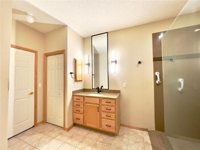 Building Photo - 12022 Vermillion St NE