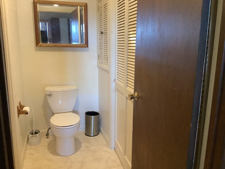 Building Photo - 5077 W Lake Rd