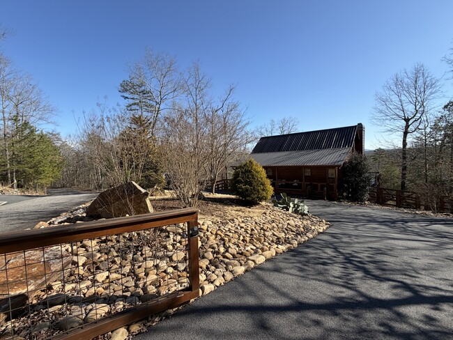 Building Photo - 670 The Wds Rd