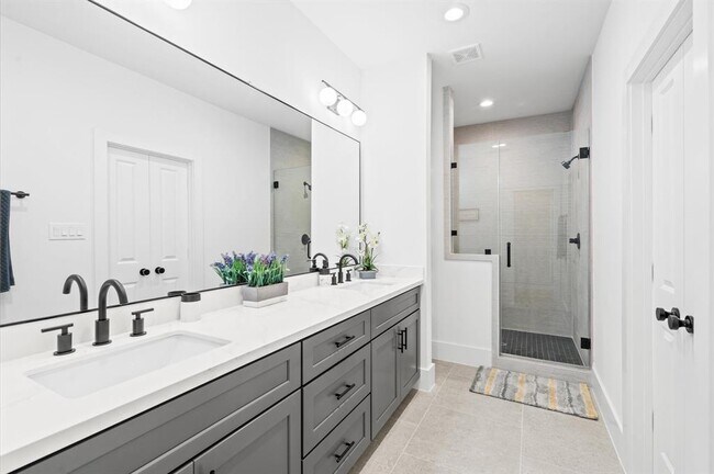 Building Photo - 5207 Pine Tree Dr