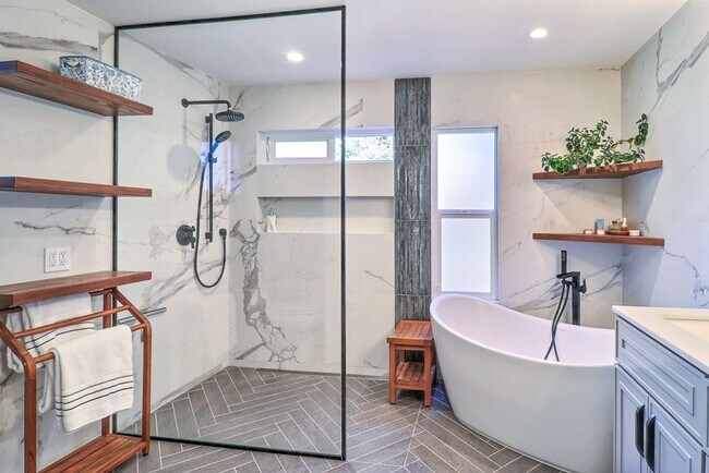 Building Photo - Stunning East Richmond Heights Home!