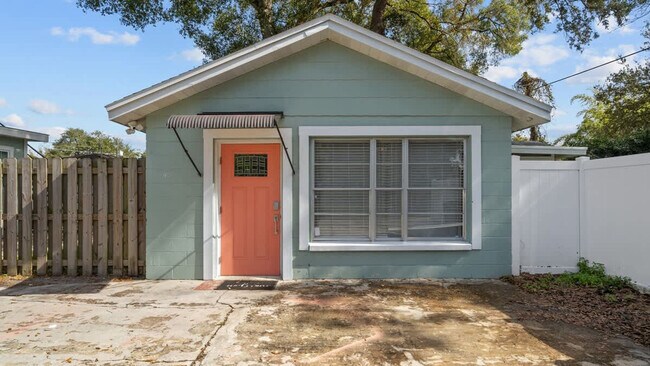 Building Photo - 720 1/2 West Woodlawn Avenue-SI ID1271928P