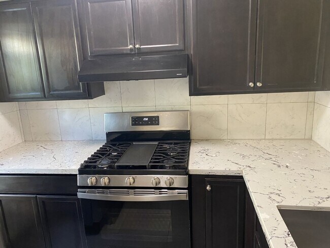 Building Photo - Spacious Townhome in Desirable Fairfield Area