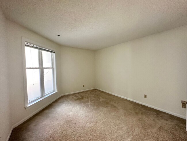 Building Photo - 2 Bedroom Condo in Village District - The ...