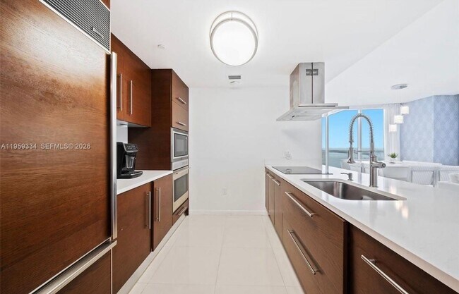 Building Photo - 495 Brickell Ave