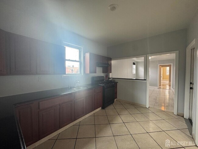 Building Photo - 556 Roosevelt Ave