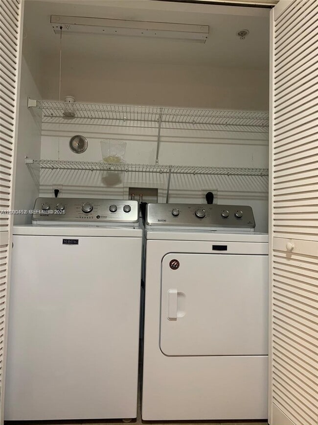 Building Photo - 529 E Sheridan St