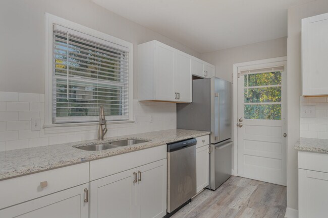 Building Photo - 2860 Lansdowne Drive