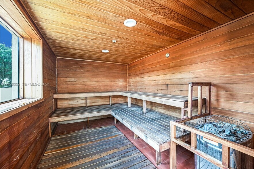 Building Photo - 2475 Brickell Ave