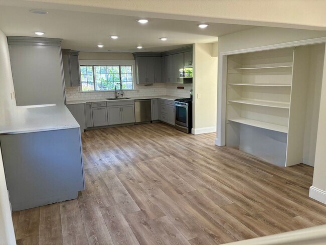 Building Photo - Single Family Home in Oak View!