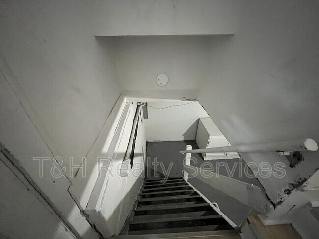 Building Photo - 5542 N College Ave