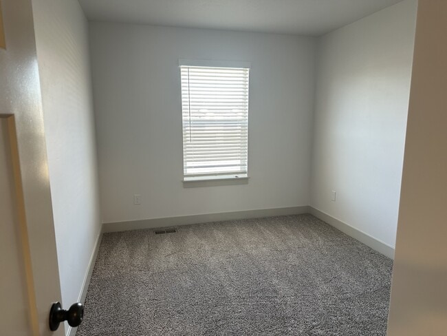 Building Photo - 852 250 N